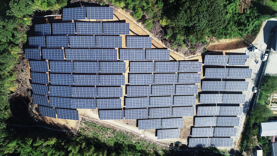 Projets photovoltaïques à flanc de montagne avec vis au sol
