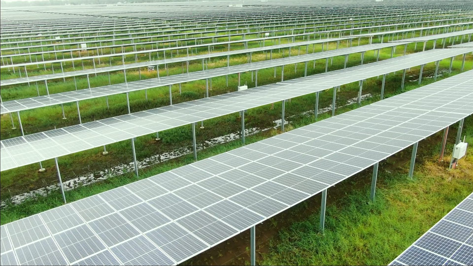 Système de montage solaire au sol en acier au carbone galvanisé à chaud