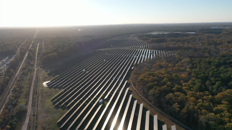 La photographie aérienne par drone de la centrale solaire est tellement spectaculaire !