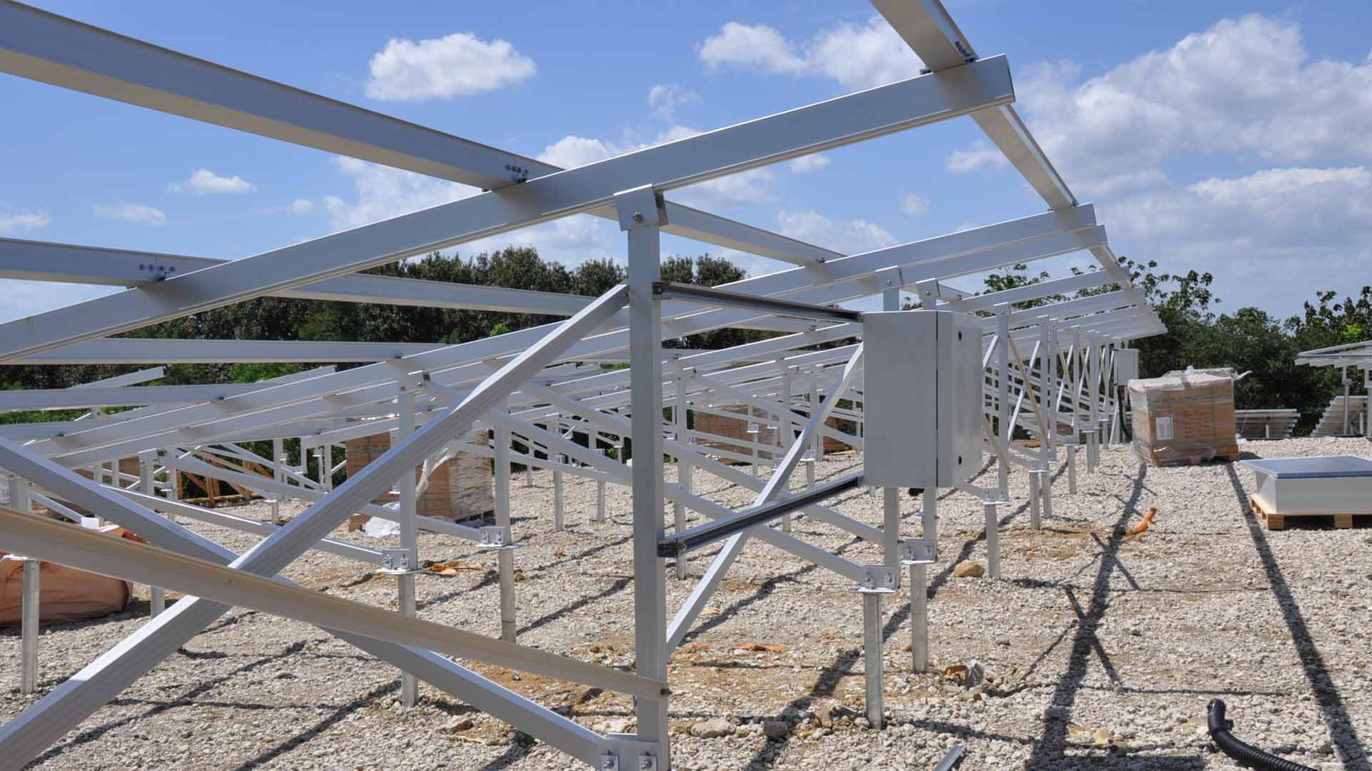 Projet de sol solaire, vis de sol comme fondation, avec supports en aluminium.