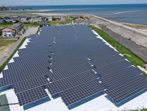 Double-face de génération d'énergie des modules photovoltaïques de l'installation dans de fortes sel de zones endommagées
